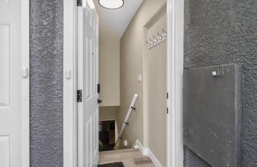 Highland Park House | 2BR Suite Near YYC Airport and Downtown 4326 DN