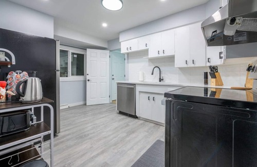 Highland Park House | 2BR Vacation Rental Close to UofC, SAIT, Hospital, Calgary Airport & Downtown | Sleeps 6 - 4408 – UP