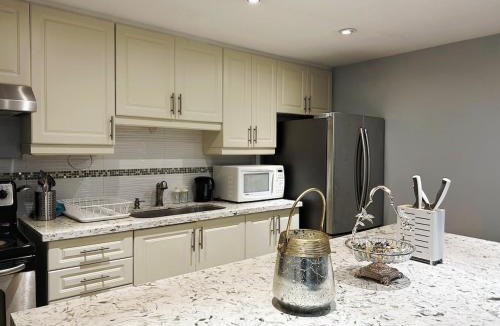 Woburn Apartment | 3 Bdrm Basement w kitchen-40 mins to downtown-Sleeps 8
