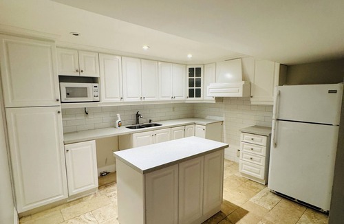 East Credit House | 3 bdrms - near airport, sq 1