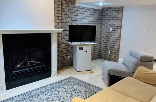East Credit House | 3 bdrms - near airport, sq 1