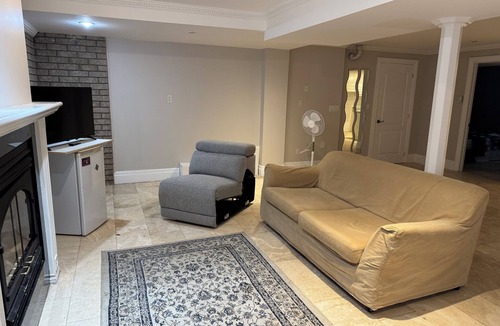 East Credit House | 3 bdrms - near airport, sq 1