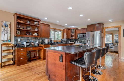 Invermere Cabin | 3 Bears Cabin | Games Room | Firepit | Lux Kitchen