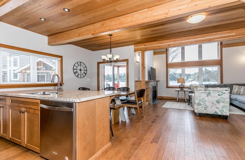Muskoka Lakes Villa | 3 + bed 3 bath Villa on Lake Muskoka