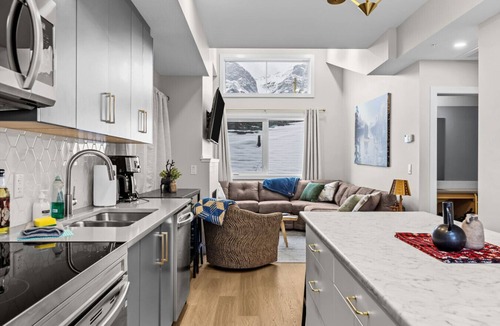 Harvie Heights House | 3-Bed Townhome |Mtn Views | Hot Tub | Fireplace