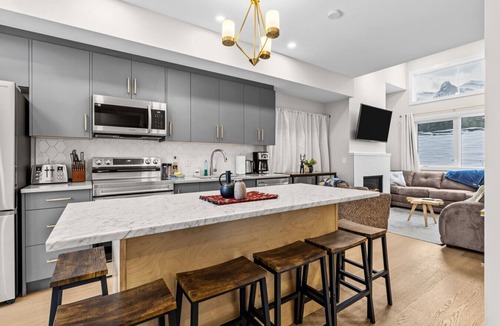 Harvie Heights House | 3-Bed Townhome |Mtn Views | Hot Tub | Fireplace