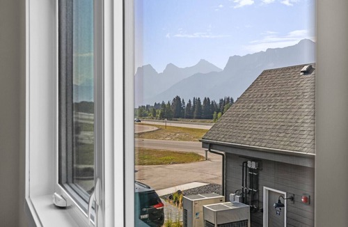 Harvie Heights House | 3-Bed Townhome |Mtn Views | Hot Tub | Fireplace
