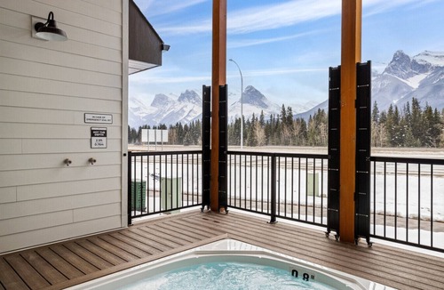 Harvie Heights House | 3-Bed Townhome |Mtn Views | Hot Tub | Fireplace