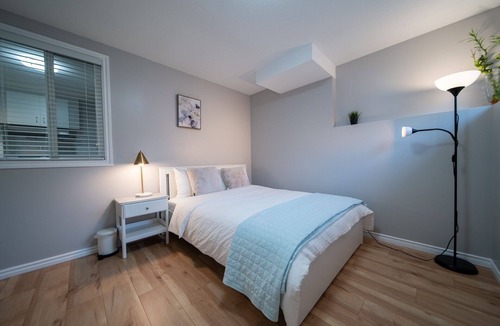 Guildford Bed & Breakfast | 3 Bedroom 2 Baths & Parking Great Vancouver