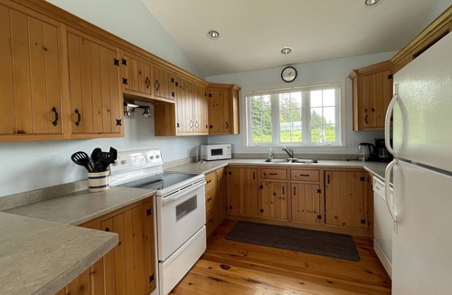 Clinton Cottage | 3 Bedroom Cottage With Country Views, Minutes To Cavendish and Beaches