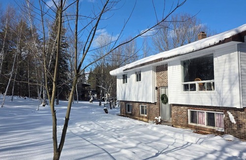 Fredericton Apartment | 3 Bedroom, Full Kitchen, Fire pit, Parking + Yard. Close to the Airport.