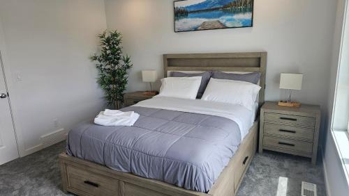 Calgary House | 3 Bedroom Modern Luxury House - Family Friendly, 3 Queen Beds, Free Wi-Fi, and Free Parking