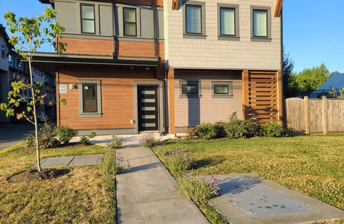 Chilliwack Proper Village West House | 3 Bedroom. New, Modern & Cozy Townhouse – Perfect for Family Getaways!