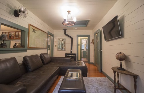 Lake Cowichan Cabin | 3 Bedroom Riverfront Cabin