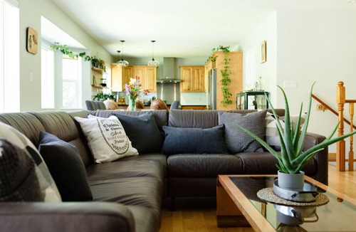 Crescent Valley House | 3 BR 2 bath w/HOT TUB on private mountain view balcony & AC.