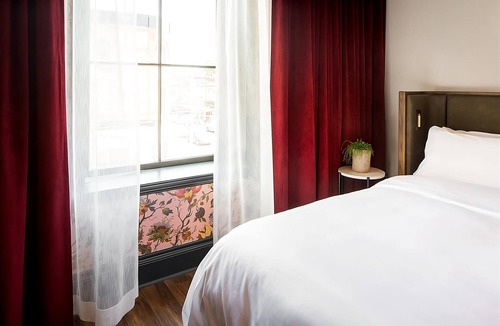Riverside Hotel | 3 Bright Corner King Room with Boutique Comfort & Rooftop Views