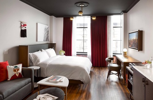 Riverside Hotel | 3 Bright Corner King Room with Boutique Comfort & Rooftop Views