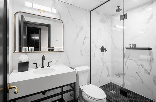 Riverside Hotel | 3 Bright Corner King Room with Boutique Comfort & Rooftop Views
