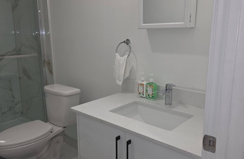 West Edmonton House | 3 mins to Henday ,16 mins to WEM 1 cozy bedroom in a quite neighborhood. No Pets