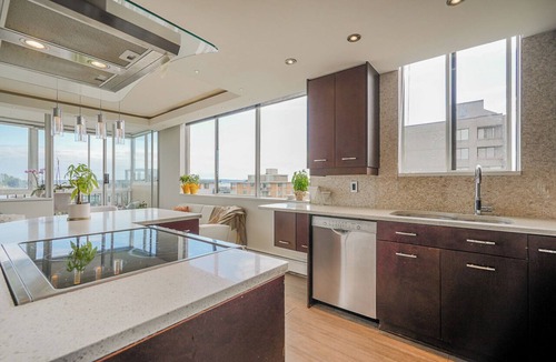 Ambleside Condo | 3 minute walk to the beach! NEW LISTING! MAJOR INTERNATIONAL SPORTING EVENT Home Base! Luxury Waterfront Condo