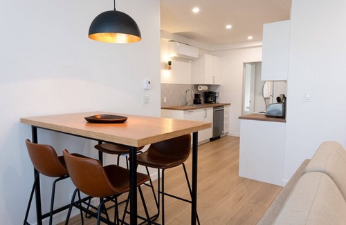Plateau Mont Royal Apartment | 3Bds/Plateau/St-Denis/AC/TV