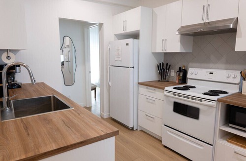 Plateau Mont Royal Apartment | 3Bds/Plateau/St-Denis/AC/TV