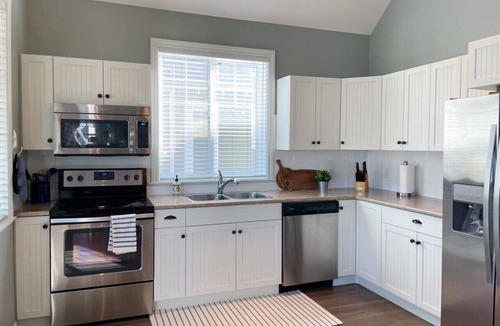 Osoyoos Cottage | 3BR Cottage on Osoyoos Lake w/Pool + Hot Tub.