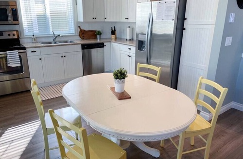 Osoyoos Cottage | 3BR Cottage on Osoyoos Lake w/Pool + Hot Tub.