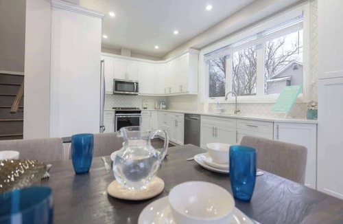 Crystal Beach House | 3BR Family Retreat | Games/parking/BBQ | Sleeps 8!