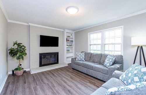 North Raleigh House | 3BR Kid Friendly Fenced in Swingset