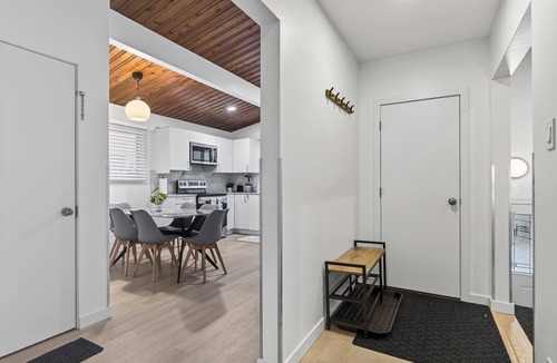 Rosslyn House | 3BR | king bed | Roger’s place | Downtown | Expo Centre | Stadium