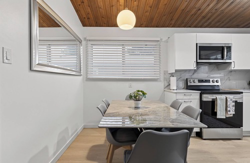 Rosslyn House | 3BR | king bed | Roger’s place | Downtown | Expo Centre | Stadium