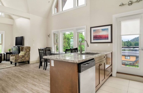 Harrison Hot Springs Apartment | 3BR Lakeside Dream Penthouse with Roof Deck Views