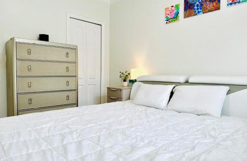 Renfrew-Collingwood House | 3BR Modern Home - Near SkyTrain - Free Parking & Pet Friendly