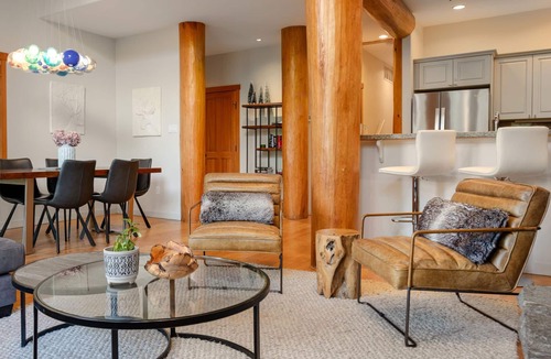 Nordic Estates House | 3BR | Taluswood | Ski-in/Ski-out | Private Hot Tub | Wood Burning Fireplace | Parking