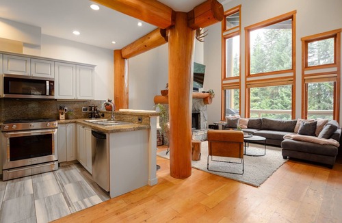 Nordic Estates House | 3BR | Taluswood | Ski-in/Ski-out | Private Hot Tub | Wood Burning Fireplace | Parking