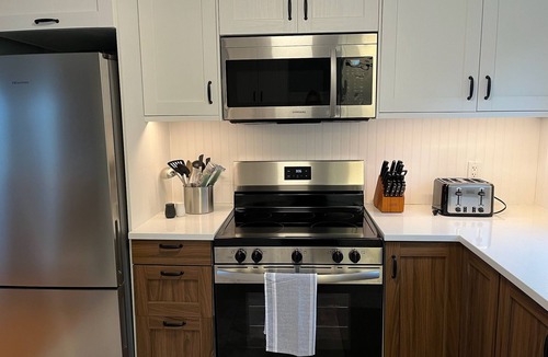 Ramara Cottage | 4 Bedroom, 7 bed Cottage - Sand and Crystal Clear Water, Lake Simcoe, Orillia