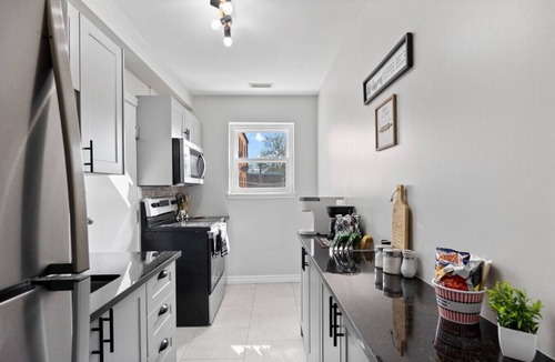 Walkerville Apartment | 4 Bedrooms, 3 Kitchens & 3 Bathrooms—Perfect for Groups