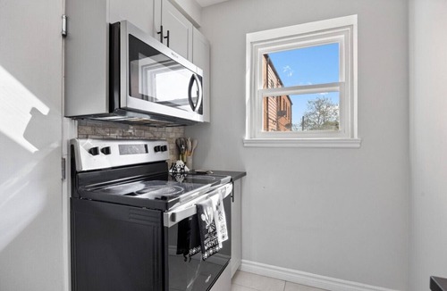 Walkerville Apartment | 4 Bedrooms, 3 Kitchens & 3 Bathrooms—Perfect for Groups