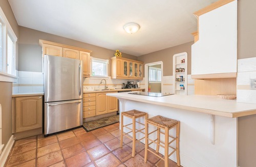 Rosedale House | 4 bedrooms+dens Large Single House