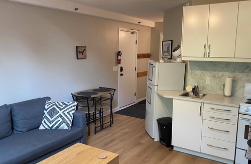 Whistler Creekside Condo | 4 Min walk to Gondola! Whistler Quiet 1 bedroom, FREE PARKING!