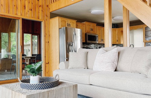 Saint Laurent Cabin | 4 season cabin on Lake Manitoba with 4 beds/2.5 baths and private beach