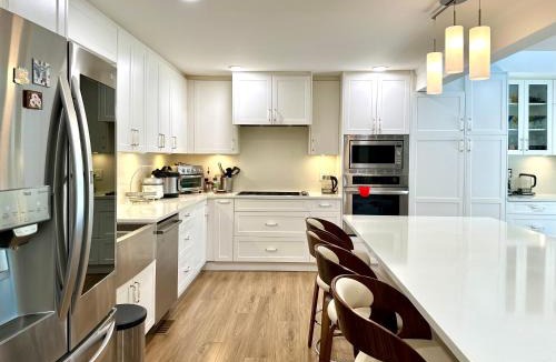 Oakridge House | 4BR 3BA Family Home - West Side - Free Parking & Pets