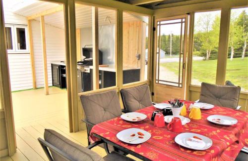 Saint-Paul-de-Montminy Ski Chalet | 4BR Chalet Near Massif du Sud HotTub & Fire Pit