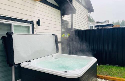 Langley House | 4BR Coach House - Hot Tub Fire Pit & Theatre