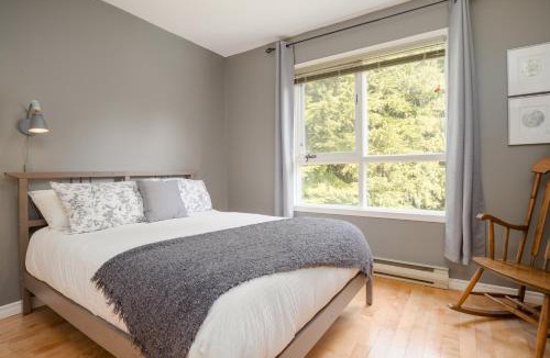 Blueberry Hill House | 4BR in Blueberry Hill Estates, Mountain Views, Large Family Home, Wood Fireplace, Balcony