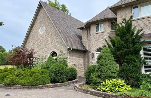 Welland Apartment | 5 acre Luxury estate 15 min from Niagara Falls