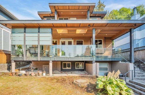 Hollyburn House | 5 min walk to beach- Independent Bedroom with Private Full Bathroom and Entrance