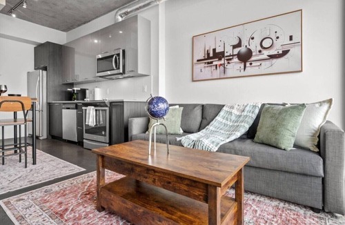 Victoria Park Apartment | 5 mins from Stampede | King Bed | Sofa Bed | AC