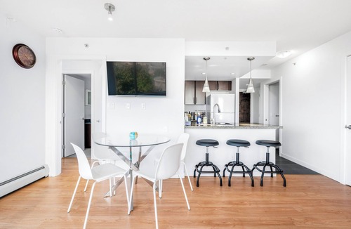 Crosstown Condo | 5 Mins Walk to MAJOR INTERNATIONAL SPORTING EVENT+Large Free Parking/Beautiful Garden View Pool+Hot Tub+Sauna